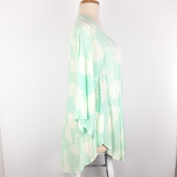 Torrid | Floral Print shirttail Kimono - Picture 5 of 10